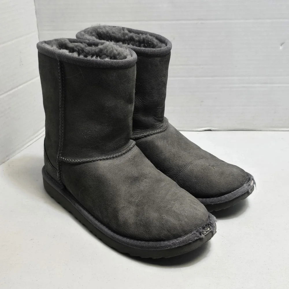 UGG Kids Classic II Short Cuff Boots 1017703K Gray Sheepskin Big Kids Sz 6